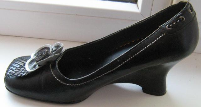 Daiktas juodi moteriski bateliai su gele