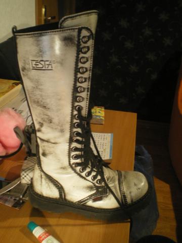 Daiktas "Lesta" kerzai, balti, 20 skylių