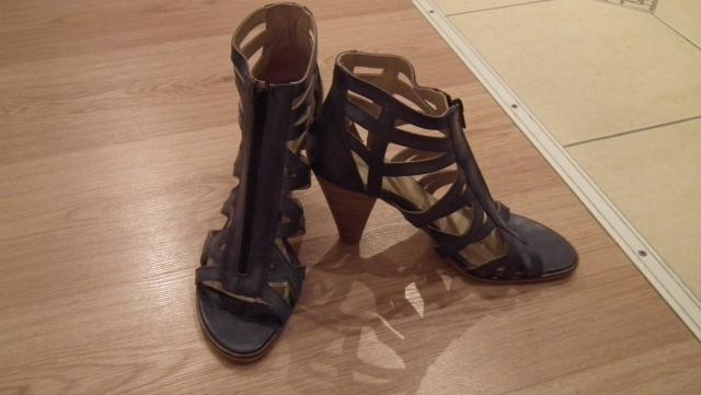 Daiktas (60 LT)Melynos odines basutes