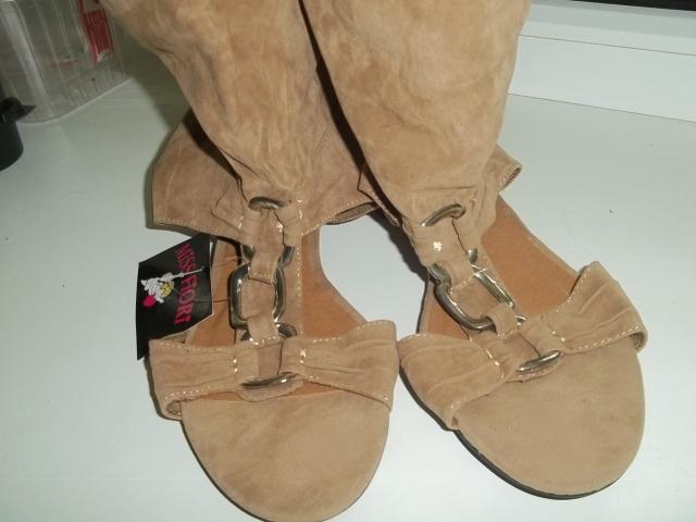 Daiktas Naujos moteriškos basutės.