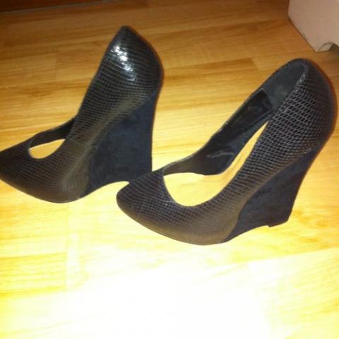 Daiktas Nerealiai gražūs juodi platforminiai batai