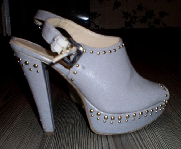 Daiktas charles and keith basutes platformos. 