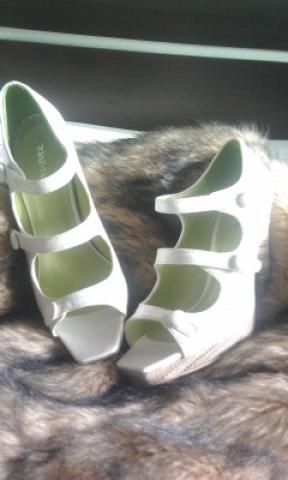 Daiktas Balti patogūs aukštakulniai su salotiniu vidumi ir kūno spalvos padais