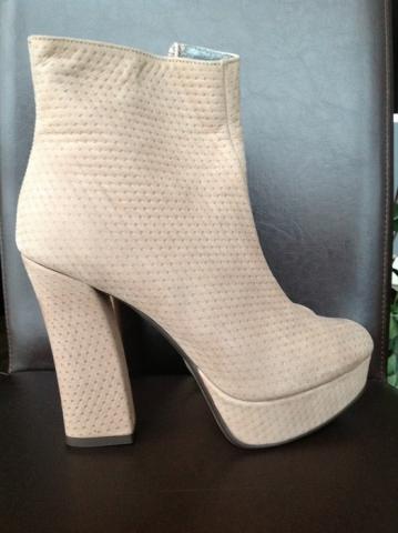 Daiktas Nauji smėlio spalvos aukštakulniai aulinukai