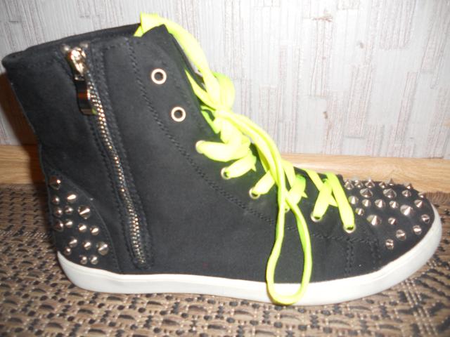 Daiktas Moteriški batai su kniedėmis