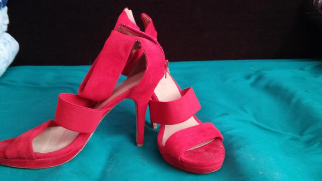 Daiktas raudoni aukštakulniai