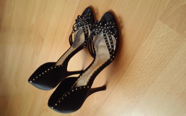 Daiktas juodi dailus bateliai