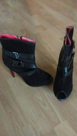 Daiktas Batai su aukštu kulnu.