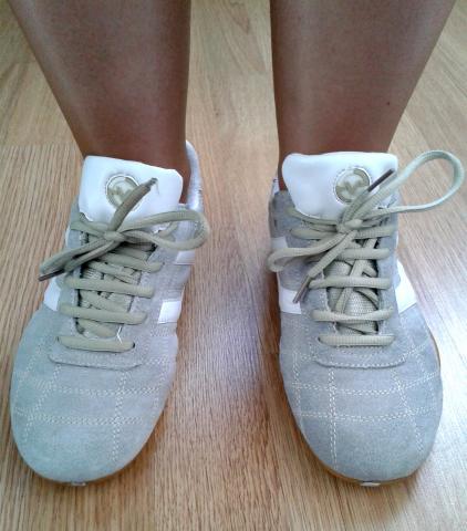 Daiktas pilki, patogūs, smagūs kedukai