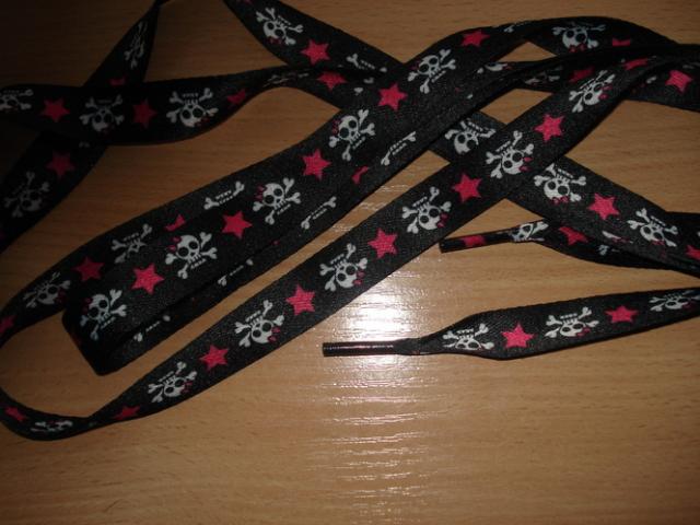 Daiktas batraisciai su kaukolem ir zvaigzdem