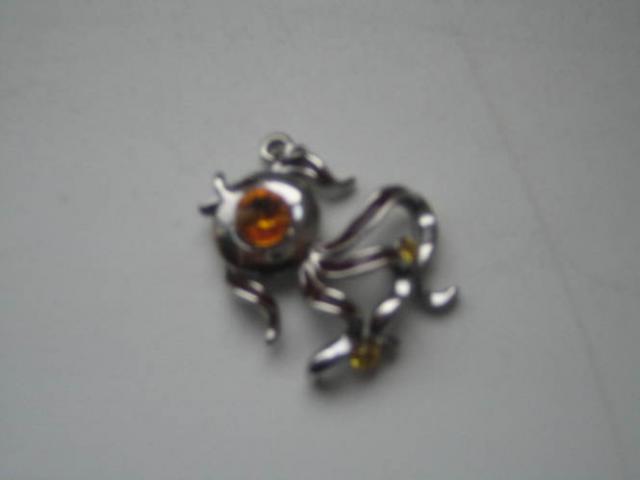 Daiktas kaklo pakabukas