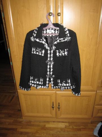 Daiktas juodas su baltu švarkas