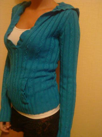 Daiktas melynas megztinis