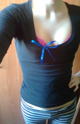 Daiktas juoda bliuskute