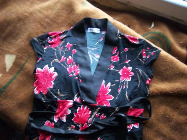 Daiktas juoda su gelem ir raisteliais nugaroje siandien 6lt