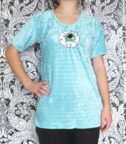 Daiktas Maikė su išsiuvinėta akim