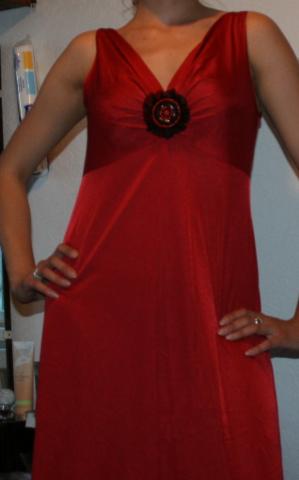 Daiktas ilga raudona suknele