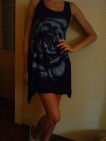 Daiktas Melyna suknele su roze