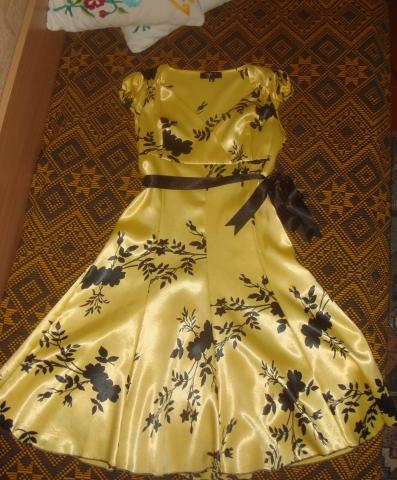 Daiktas Geltona suknele su juodomis gelytemis