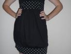 Daiktas juoda suknyte su baltais taskuciais