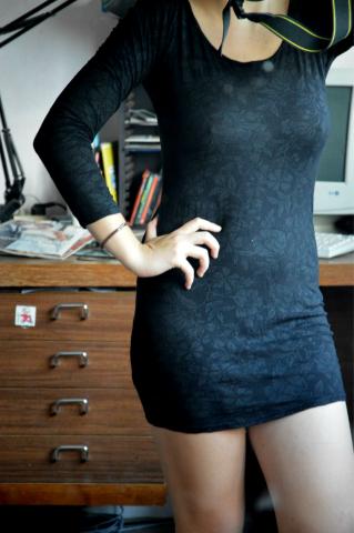 Daiktas Trumpa juoda elegantiška suknelė atvira nugara ir gėlėtais raštais