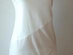 Daiktas balta suknele