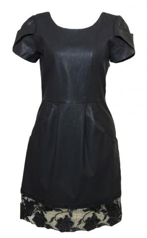 Daiktas Yumi juoda suknelė su plačiu nėriniu apačioje.