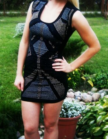 Daiktas grazi juoda suknele su blizguciais 