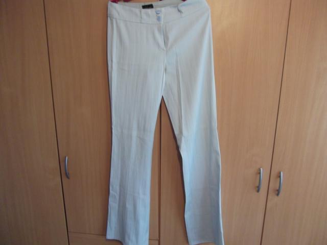 Daiktas baltos kelnės