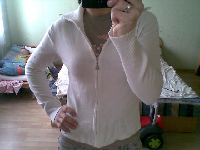 Daiktas baltas dzemperiukas