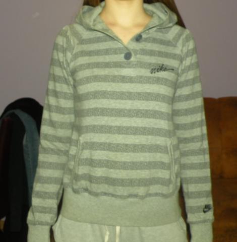 Daiktas Nike bliuzonas