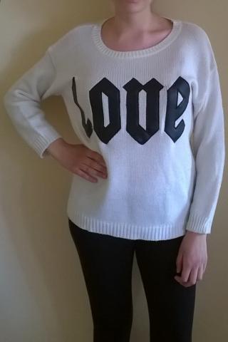 Daiktas Baltas love megztinis