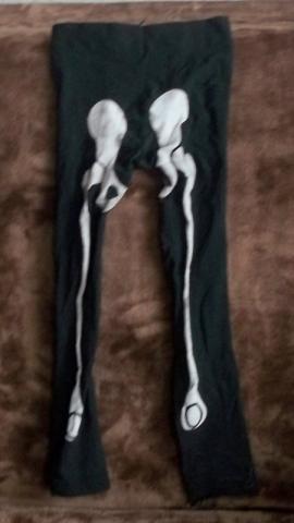 Daiktas timpes su 'kaulais', ant siknos kaukole