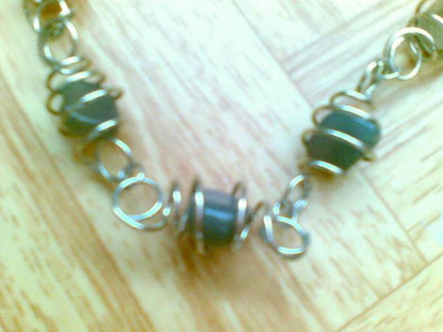 Daiktas Papuošalas ant kaklo.