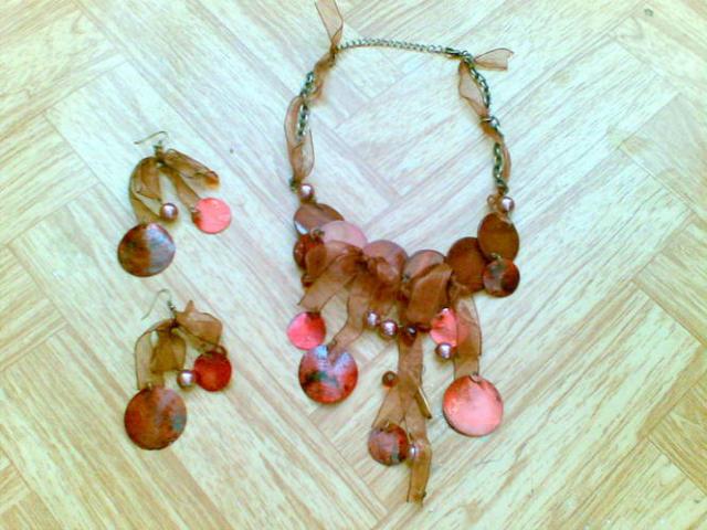 Daiktas Papuošalas ant kaklo ir auskariukai.