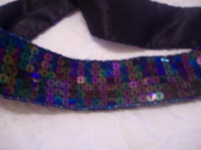 Daiktas dirzas, uzrisamas kaspineliu;]