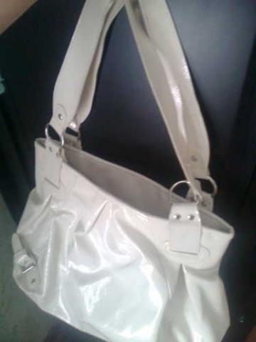 Daiktas balta  AVON tase