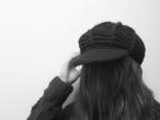 Daiktas Juoda megzta kepurė su stogeliu