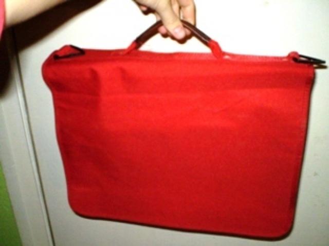 Daiktas raudonas portfeliukas