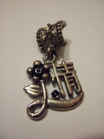 Daiktas pakabukas ant kaklo