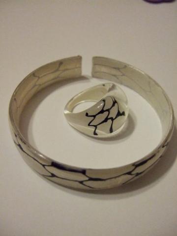 Daiktas apyrankė ir žiedas