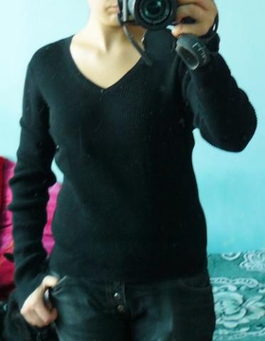 Daiktas juodas daug besitampantis megstinis