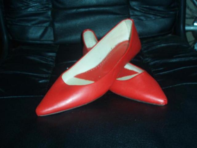 Daiktas raudoni smailianosiai