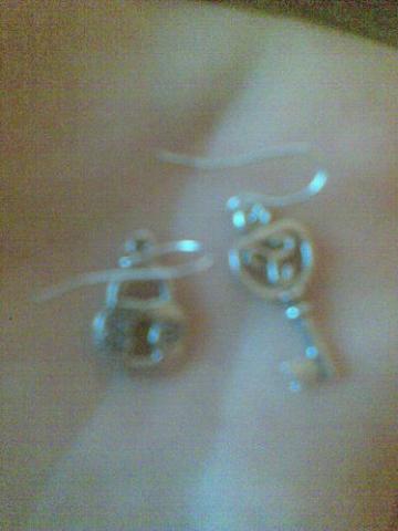 Daiktas Auskariukai.Viena spyna,kita raktelis