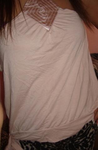 Daiktas maikute atvira nugara