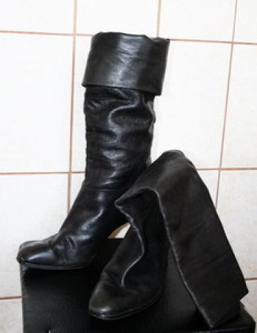 Daiktas ilgi, juodi, aukštakulniai batai