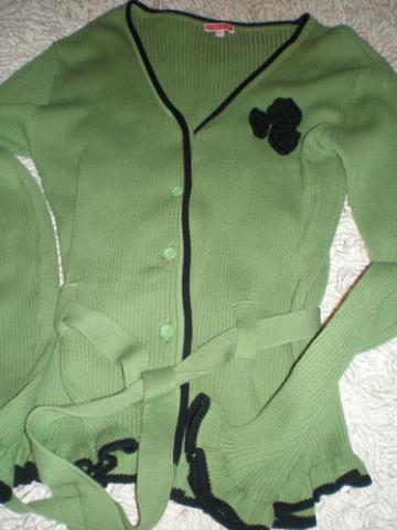 Daiktas megztukas žalias su juodom gėlytėm