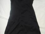 Daiktas s dydžio paprasta juoda suknutė