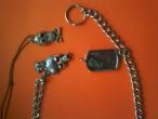 Daiktas pakabukai-kaukolės ir grandinė kelnėms