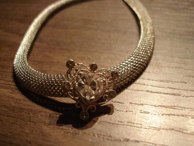 Daiktas papuosalas ant kaklo